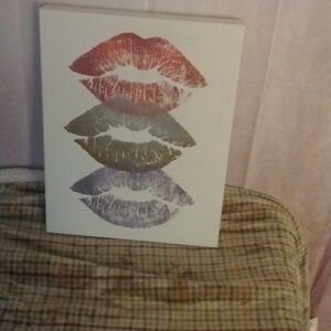 Wooden lip sign